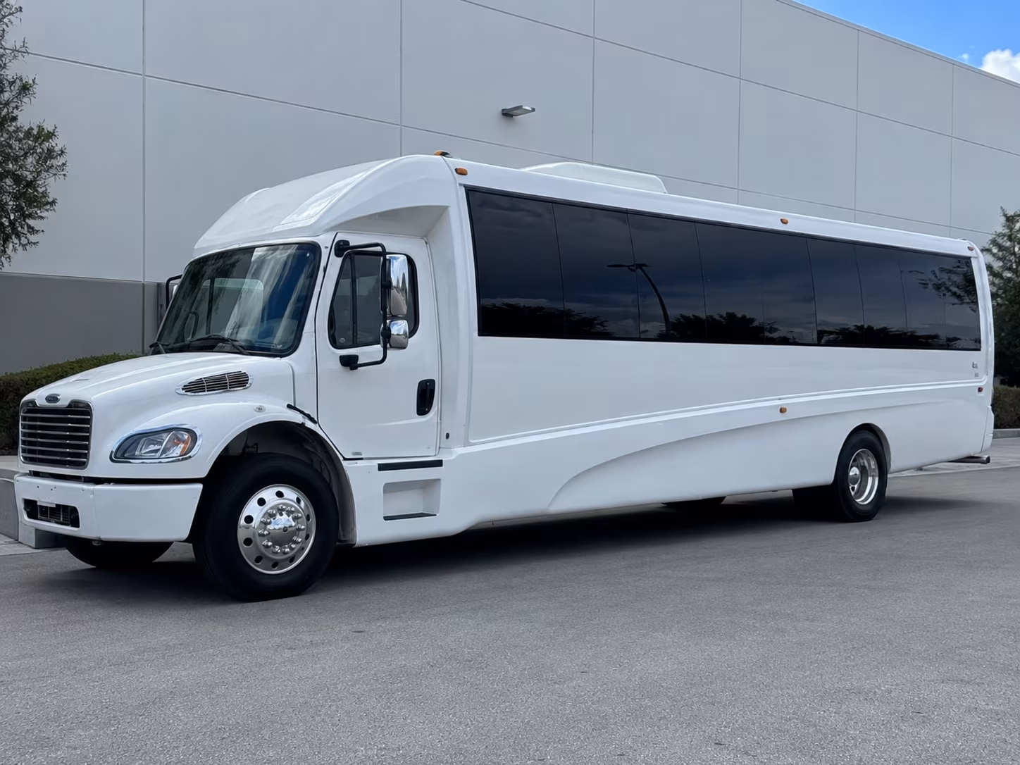 party buses to zoo amphitheatre and outdoor summer shows